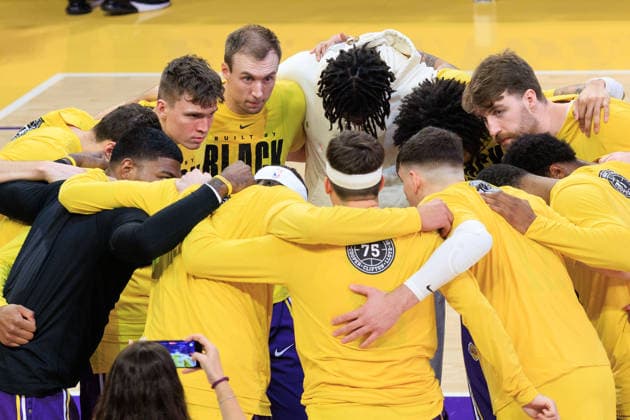 February 7, 2026, Los Angeles, California, USA: Luke Kennard 10 of the Los Angeles Lakers joins the Laker huddle prior to a regular season NBA, Basketball Herren, USA game against the Golden State Warriors on Saturday February 7, 2026 at Crypto.com Arena in Los Angeles, California. JAVIER ROJAS PI Los Angeles USA - ZUMAp124 20260207_zaa_p124_004 Copyright: xJavierxRojasx