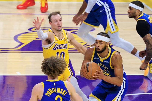 February 7, 2026, Los Angeles, California, USA: Luke Kennard 10 of the Los Angeles Lakers defends against Moses Moody 4 of the Golden State Warriors during a regular season NBA, Basketball Herren, USA game on Saturday February 7, 2026 at Crypto.com Arena in Los Angeles, California. JAVIER ROJAS PI Los Angeles USA - ZUMAp124 20260207_zaa_p124_007 Copyright: xJavierxRojasx