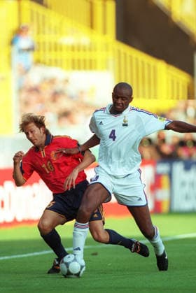 Spain V France, UEFA EURO, EM, Europameisterschaft,Fussball 2000 Quarter Final Gaizka Mendieta of Spain and Patrick Vieira of France challenge during the UEFA Euro 2000 Quarter Final match between Spain and France at Jan Breydelstadion on June 25, 2000 in Bruge, Belgium. Bruge Jan Breydelstadion Belgium Belgium Copyright: xAllstarxPicturexLibraryxLtdx
