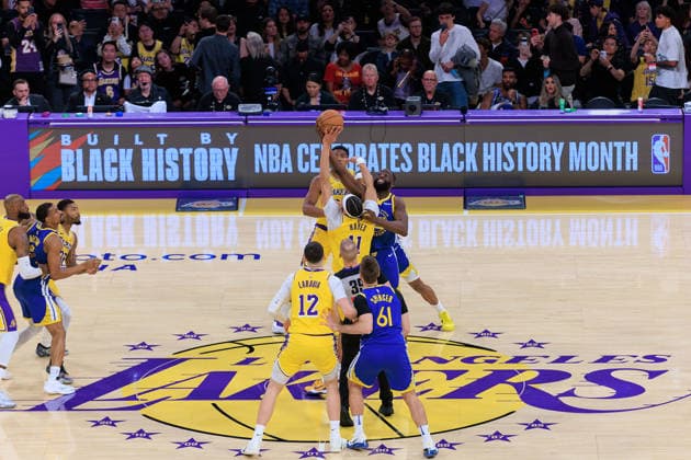 February 7, 2026, Los Angeles, California, USA: Jaxson Hayes 11 of the Los Angeles Lakers and Draymond Green 23 of the Golden State Warriors go up for the jump shot to start a regular season NBA, Basketball Herren, USA game on Saturday February 7, 2026 at Crypto.com Arena in Los Angeles, California. Lakers defet Warriors, 105-99. JAVIER ROJAS PI Los Angeles USA - ZUMAp124 20260207_zaa_p124_009 Copyright: xJavierxRojasx