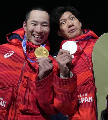 Milan Cortina Olympics: Snowboard Japan s Kira Kimura (L) poses after winning the men s snowboard big air gold at the Milan Cortina Olympics at Livigno Snow Park in Livigno, Italy, on Feb. 7, 2026, alongside compatriot and silver medalist Ryoma Kimata.  A14AA0005254920P