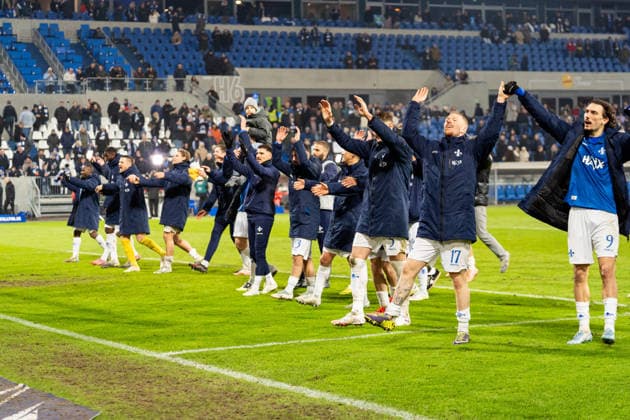 SV Darmstadt 98 team celebrates with the fans, GER, SV Darmstadt 98 vs 1 FC Kaiserslautern, Football, 2 Bundesliga, Matchday 21, Season 2025 2026, 07 02 2026, DFL REGULATES PROHIBIT ANY USE OF PHOTOGRAPHS AS IMAGE SEQUENCES AND OR QUASI VIDEO, GER, SV Darmstadt 98 vs 1 FC Kaiserslautern, Football, 2 Bundesliga, Matchday 21, Season 2025 2026, 07 02 2026 Darmstadt Copyright: xEibner-Pressefoto Jan-NiclasxGrox EP_JGG