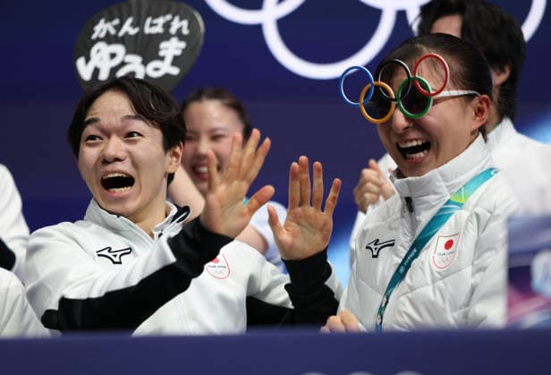 (260208) -- MILAN, Feb. 8, 2026 -- Kagiyama Yuma (L) of Japan celebrates with his team after performing during the short program of men single skating for Figure skating, Eiskunstlauf team event at the Milan-Cortina 2026 Olympic Winter games, Winterspiele,Spiele, Summer games in Milan, Italy, Feb. 7, 2026. ) (MICO2026)ITALY-MILAN-OLYMPIC WINTER GAMES-FIGURE SKATING TEAM EVENT-MEN SINGLE SKATING-SHORT PROGRAM ChenxYichen 