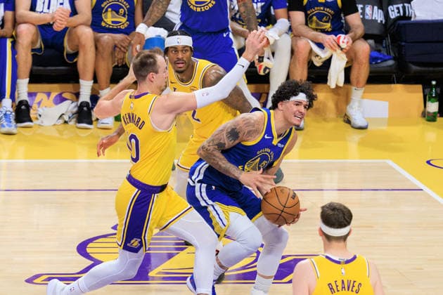 February 7, 2026, Los Angeles, California, USA: Gui Santos 15 of the Golden State Warriors drives to the basket past Luke Kennard 10 and Jarred Vanderbilt 2 of the Los Angeles Lakers during a regular season NBA, Basketball Herren, USA game on Saturday February 7, 2026 at Crypto.com Arena in Los Angeles, California. Lakers defeat Warriors, 105-99. JAVIER ROJAS PI Los Angeles USA - ZUMAp124 20260207_zaa_p124_026 Copyright: xJavierxRojasx