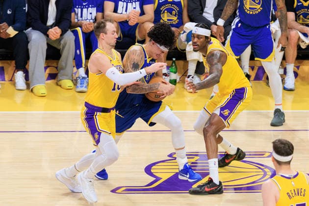 February 7, 2026, Los Angeles, California, USA: Luke Kennard 10 and Jarred Vanderbilt 2 of the Los Angeles Lakers try to strip the ball from Gui Santos 15 of the Golden State Warriors during a regular season NBA, Basketball Herren, USA game on Saturday February 7, 2026 at Crypto.com Arena in Los Angeles, California. Lakers defeat Warriors, 105-99. JAVIER ROJAS PI Lakers Vs. Warriors  - ZUMAp124 20260207_zaa_p124_025 Copyright: xJavierxRojasx