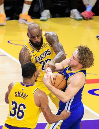February 7, 2026, Los Angeles, California, USA: LeBron James 23 of the Los Angeles Lakers battles for a rebound with Brandin Podziemski 2 of the Golden State Warriors during a regular season NBA, Basketball Herren, USA game on Saturday February 7, 2026 at Crypto.com Arena in Los Angeles, California. Lakers defeat Warriors, 105-99. JAVIER ROJAS PI Los Angeles USA - ZUMAp124 20260207_zaa_p124_043 Copyright: xJavierxRojasx