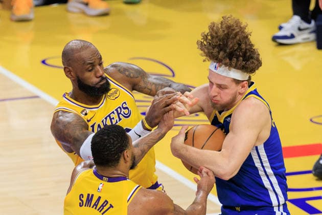 February 7, 2026, Los Angeles, California, USA: LeBron James 23 of the Los Angeles Lakers battles for a rebound with Brandin Podziemski 2 of the Golden State Warriors during a regular season NBA, Basketball Herren, USA game on Saturday February 7, 2026 at Crypto.com Arena in Los Angeles, California. Lakers defeat Warriors, 105-99. JAVIER ROJAS PI Lakers Vs. Warriors  - ZUMAp124 20260207_zaa_p124_044 Copyright: xJavierxRojasx