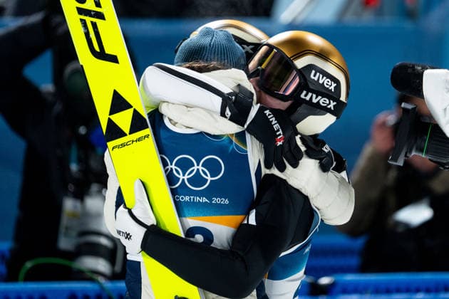 STROEM Anna Odine (Norwegen) jubelt mit KVANDAL Eirin Maria (Norwegen), OPSETH Silje (Norwegen) im Ziel ueber Sieg und Gold Medaille, ITA, Olympische Spiele Milano Cortina 2026, Olympia, Skispringen, Normalschanze Einzel Damen, 07.02.2026 ITA, Olympische Spiele Milano Cortina 2026, Olympia, Skispringen, Normalschanze Einzel Damen, 07.02.2026 Predazzo *** STROEM Anna Odine Norway celebrates victory and gold medal with KVANDAL Eirin Maria Norway , OPSETH Silje Norway at the finish, ITA, Olympic Games Milano Cortina 2026, Olympics, Ski jumping, normal hill individual women, 07 02 2026 ITA, Olympic Games Milano Cortina 2026, Olympics, Ski jumping, normal hill individual women, 07 02 2026 Predazzo Copyright: xEibner-Pressefoto Memmlerx EP_MMR