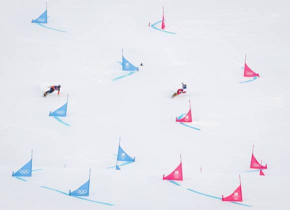 LIVIGNO - Michelle Dekker (L) during the parallel giant slalom qualifying event in snowboarding at the Winter Olympics in Milan and Cortina. IRIS VAN DEN BROEK ANP xVIxANPxSportx xxANPxIVx 550007827 originalFilename: 550007827.jpg