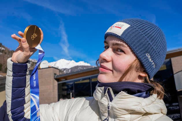 Winter Olympics in Milan Cortina 2026 Val di Fiemme 20260208. Anna Odine Strom shows off her gold medal during a press conference, PK, Pressekonferenz for the jumpers the day after her victory in the small hill at the Winter Olympics in Milano Cortina 2026. Photo: Terje Pedersen NTB Val di Fiemme Norway EDITORIAL USE ONLY. RESTRICTED USE FOR BETTING COMPANIES Ref:_SPOCR-jHVcVWvE.jpg *** Winter Olympics in Milan Cortina 2026 Val di Fiemme 20260208 Anna Odine Strom shows off her gold medal during a press conference for the jumpers the day after her victory in the small hill at the Winter Olympics in Milan Cortina 2026 Photo Terje Pedersen NTB Val di Fiemme Norway EDITORIAL USE ONLY RESTRICTED USE FOR BETTING COMPANIES  Copyright: xTerjexPedersenx xNTBx