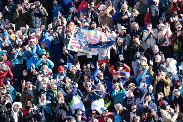 Supportes applaud to helicopter carrying Lindsey Vonn (USA) after her injury during the Olympic Winter games, Winterspiele,Spiele, Summer games Milano-Cortina 2026, Alpine Skiing Women s Downhill on February 08, 2026 at Tofane Alpine Skiing Centre in Cortina d Ampezzo, Italy  Copyright: xLucianoxMariaxBisi IPAxSportx xipa-agency.netx xx IPA_71122632 IPA_Agency_IPA71122632