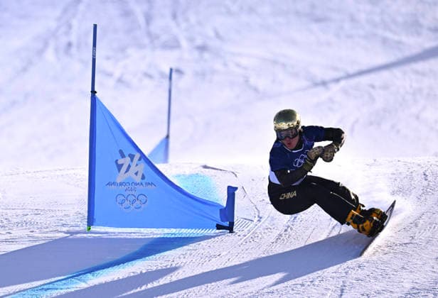(260208) -- LIVIGNO, Feb. 8, 2026 -- Bi Ye of China competes during the Snowboard Men s Parallel Giant Slalom Qualification at the Milan-Cortina 2026 Olympic Winter games, Winterspiele,Spiele, Summer games in Livigno, Italy, Feb. 8, 2026. ) (MICO2026)ITALY-LIVIGNO-OLYMPIC WINTER GAMES-SNOWBOARD-MEN S PARALLEL GIANT SLALOM-QUALIFICATION ZhangxHongxiang 