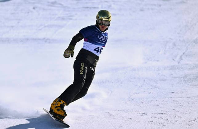 (260208) -- LIVIGNO, Feb. 8, 2026 -- Bi Ye of China competes during the Snowboard Men s Parallel Giant Slalom Qualification at the Milan-Cortina 2026 Olympic Winter games, Winterspiele,Spiele, Summer games in Livigno, Italy, Feb. 8, 2026. ) (MICO2026)ITALY-LIVIGNO-OLYMPIC WINTER GAMES-SNOWBOARD-MEN S PARALLEL GIANT SLALOM-QUALIFICATION ZhangxHongxiang 