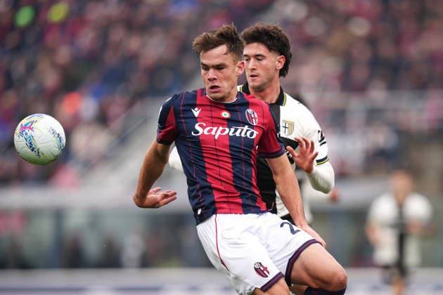 Bologna s Thijs Dallinga fights for the ball with ParmaÕs Alessandro Circati during the Serie A soccer match between Bologna and Parma at the Renato DallÕAra Stadium in Bologna, north Italy - Sunday, February 8, 2026 -  Copyright: xMassimoxPaolone LaPressex
