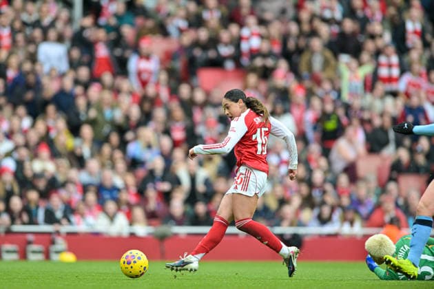 Olivia Smith of Arsenal Women rounds the goalkeeper and scores Arsenal Women first goal early in the first half during the Women s Super League match between Arsenal Women and Manchester City Women at the Emirates Stadium, London, England on 8 February 2026. Copyright: xPhilxHutchinsonx 44510005