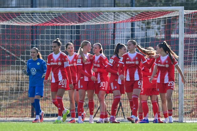 players of FC Bayern miot goal celebration, jubilation, goal celebration, celebrate the goal, goal, celebration, jubilation about the goal to 2 2, optimistic, action, action, 08 02 2026, Munich Germany , Football,2 Women Bundesliga, FC Bayern München II VfL Wolfsburg II, DFB DFL REGULATIONS PROHIBIT ANY USE OF PHOTOGRAPHS AS IMAGE SEQUENCES AND OR QUASI VIDEO xslx