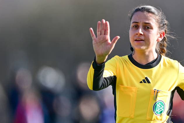 Marie Theres Muehlbauer Referee gives instructions, gesticulates, gesticulates with arms, gives instructions, gesticulate, single image, action, action, 08 02 2026, Munich Germany , Soccer,2 Women Bundesliga, FC Bayern München II VfL Wolfsburg II, DFB DFL REGULATIONS PROHIBIT ANY USE OF PHOTOGRAPHS AS IMAGE SEQUENCES AND OR QUASI VIDEO xslx