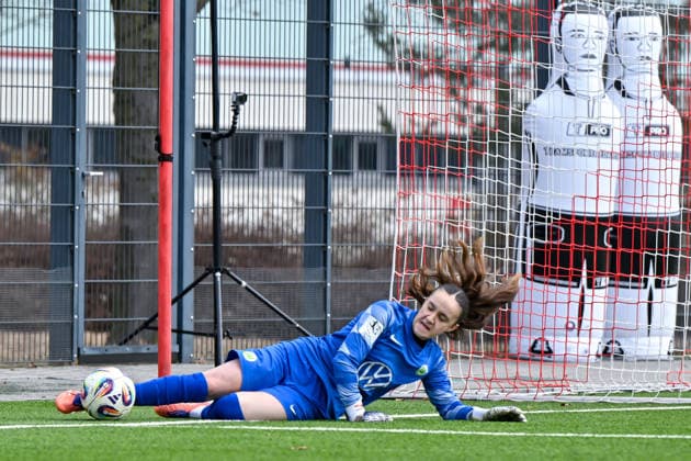 Nelly Smolarczyk Goalkeeper, Wolfsburg, 12 tries to prevent a corner kick, cropped image, single image, action, action, 08 02 2026, Munich Germany , Soccer,2 Women Bundesliga, FC Bayern München II VfL Wolfsburg II, DFB DFL REGULATIONS PROHIBIT ANY USE OF PHOTOGRAPHS AS IMAGE SEQUENCES AND OR QUASI VIDEO xslx