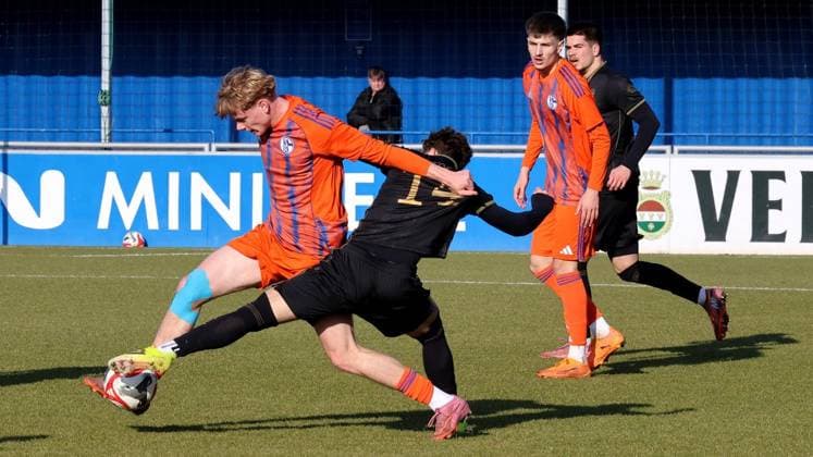 Soccer match in the U19 DFB Youth League, League A between FC Schalke 04 U19 and FC Augsburg U19 at the Parkstadion in Gelsenkirchen FOR EDITORIAL PURPOSES ONLY p Soccer match in the U19 DFB Youth League, Liga A between FC Schalke 04 U19 orange jersey and FC Augsburg U19 black jersey on Sunday, February 08, 2026 at Parkstadion in Gelsenkirchen Photo Frank Oppitz FUNKE Foto Services p Sport Deutschland NRW Gelsenkirchen Copyright FrankxOppitz Copyright: FrankxOppitz doc84hiinqqpntcq9qrgj5 ,EDITORIAL USE ONLY Copyright: FrankxOppitz