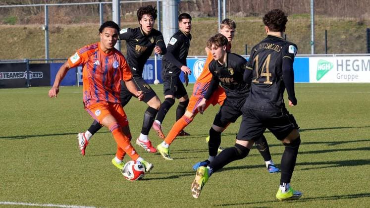 Soccer match in the U19 DFB Youth League, League A between FC Schalke 04 U19 and FC Augsburg U19 at the Parkstadion in Gelsenkirchen FOR EDITORIAL PURPOSES ONLY p Soccer match in the U19 DFB Youth League, Liga A between FC Schalke 04 U19 orange jersey and FC Augsburg U19 black jersey on Sunday, February 08, 2026 at Parkstadion in Gelsenkirchen Photo Frank Oppitz FUNKE Foto Services p Sport Deutschland NRW Gelsenkirchen Copyright FrankxOppitz Copyright: FrankxOppitz doc84hiinwdp04kt1m3do6 ,EDITORIAL USE ONLY Copyright: FrankxOppitz
