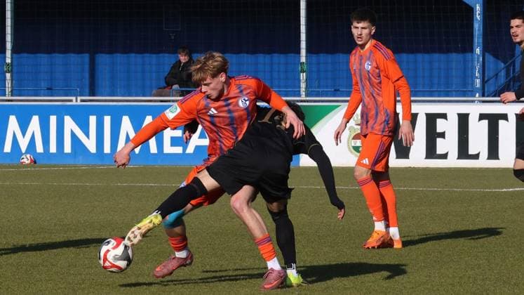 Soccer match in the U19 DFB Youth League, League A between FC Schalke 04 U19 and FC Augsburg U19 at the Parkstadion in Gelsenkirchen FOR EDITORIAL PURPOSES ONLY p Soccer match in the U19 DFB Youth League, Liga A between FC Schalke 04 U19 orange jersey and FC Augsburg U19 black jersey on Sunday, February 08, 2026 at Parkstadion in Gelsenkirchen Photo Frank Oppitz FUNKE Foto Services p Sport Deutschland NRW Gelsenkirchen Copyright FrankxOppitz Copyright: FrankxOppitz doc84hiin4jjg81fad9dhal ,EDITORIAL USE ONLY Copyright: FrankxOppitz