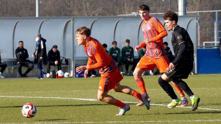 Soccer match in the U19 DFB Youth League, League A between FC Schalke 04 U19 and FC Augsburg U19 at the Parkstadion in Gelsenkirchen FOR EDITORIAL PURPOSES ONLY p Soccer match in the U19 DFB Youth League, Liga A between FC Schalke 04 U19 orange jersey and FC Augsburg U19 black jersey on Sunday, February 08, 2026 at Parkstadion in Gelsenkirchen Photo Frank Oppitz FUNKE Foto Services p Sport Deutschland NRW Gelsenkirchen Copyright FrankxOppitz Copyright: FrankxOppitz doc84hiin9qdc2482xwgi8 ,EDITORIAL USE ONLY Copyright: FrankxOppitz