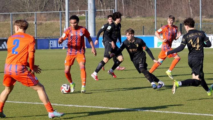 Soccer match in the U19 DFB Youth League, League A between FC Schalke 04 U19 and FC Augsburg U19 at the Parkstadion in Gelsenkirchen FOR EDITORIAL PURPOSES ONLY p Soccer match in the U19 DFB Youth League, Liga A between FC Schalke 04 U19 orange jersey and FC Augsburg U19 black jersey on Sunday, February 08, 2026 at Parkstadion in Gelsenkirchen Photo Frank Oppitz FUNKE Foto Services p Sport Deutschland NRW Gelsenkirchen Copyright FrankxOppitz Copyright: FrankxOppitz doc84hiinj9lg810sg9hct ,EDITORIAL USE ONLY Copyright: FrankxOppitz