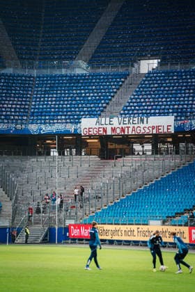 Google Pixel Frauen Bundesliga Hamburger SV vs RB Leipzig, 08 02 2026 The away fans of RB Leipzig with the banner Alle vereint gegen Montagsspiele Fußball, Google Pixel Frauen Bundesliga, 17 Spieltag Hamburger SV vs RB Leipzig am 08 02 2026 im Volksparkstadion, Hamburg DFB REGULATIONS PROHIBIT ANY USE OF PHOTOGRAPHS AS IMAGE SEQUENCES AND OR QUASI VIDEO Copyright: xBEAUTIFULxSPORTS Tonhäuserx