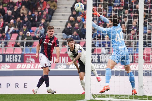 Bologna s Thijs Dallinga fights for the ball with ParmaÕs Enrico Del Prato during the Serie A soccer match between Bologna and Parma at the Renato DallÕAra Stadium in Bologna, north Italy - Sunday, February 8, 2026 -  Copyright: xMassimoxPaolone LaPressex