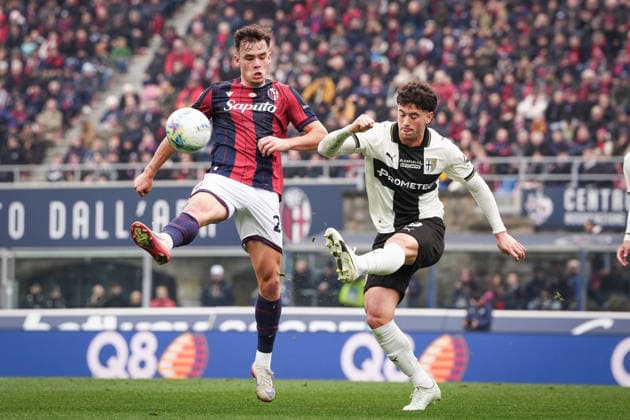 ParmaÕs Alessandro Circati fights for the ball with Bologna s Thijs Dallinga during the Serie A soccer match between Bologna and Parma at the Renato DallÕAra Stadium in Bologna, north Italy - Sunday, February 8, 2026 -  Copyright: xMassimoxPaolone LaPressex
