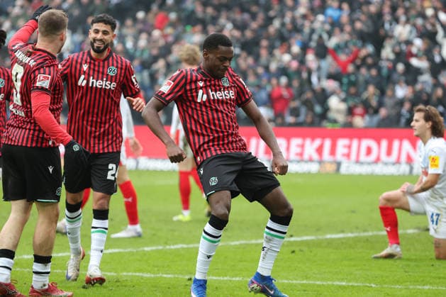 2 Bundesliga Hannover 96 Holstein Kiel on 08 02 2026 at the Heinz von Heiden Arena in Hannover Cheering, goal celebration, goal scorer, goal scorer Noel Aseko Nkili Hannover cheers with the team after his goal for 2 to 0 MH