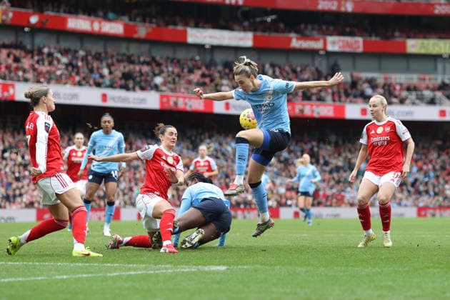 Arsenal v Man City Women 08 Februar 2026, London Women™s Super League Fußball Arsenal v Manchester City Women Emily Fox von Arsenal blockiert einen Schuss von Vivianne Miedema von Manchester City Foto Charlotte Wilson Abseits London UK  Copyright: xCharlottexWilsonx xOffsidexOffside