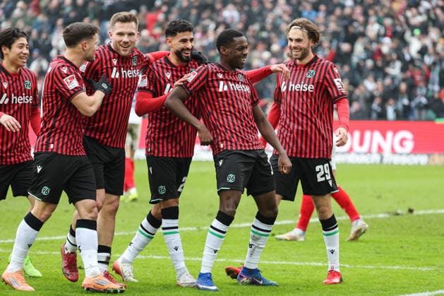 2 Bundesliga Hannover 96 Holstein Kiel on 08 02 2026 at the Heinz von Heiden Arena in Hannover Cheering, goal celebration, goal scorer, goal scorer Noel Aseko Nkili Hannover cheers with the team after his goal for 2 to 0 MH