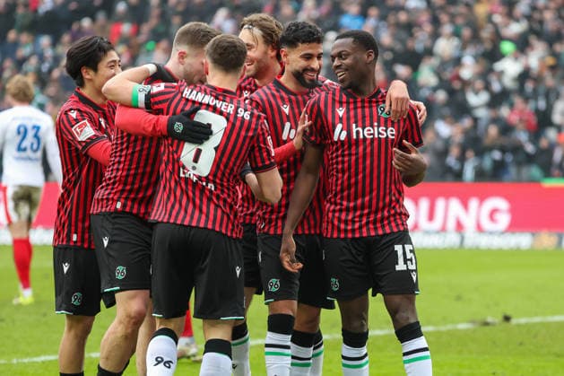 2 Bundesliga Hannover 96 Holstein Kiel on 08 02 2026 at the Heinz von Heiden Arena in Hannover Cheering, goal celebration, goal scorer, goal scorer Noel Aseko Nkili Hannover cheers with the team after his goal for 2 to 0 MH