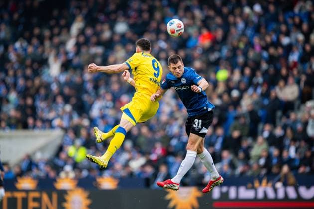 08 02 2026 Soccer, 2025 2026, 2 Bundesliga, 21 Matchday, DSC Arminia Bielefeld Eintracht Braunschweig L R Erencan Yardimci Braunschweig , Robin Knoche Bielefeld DFL REGULATIONS PROHIBIT ANY USE OF PHOTOGRAPHS AS IMAGE SEQUENCES AND OR QUASI VIDEO