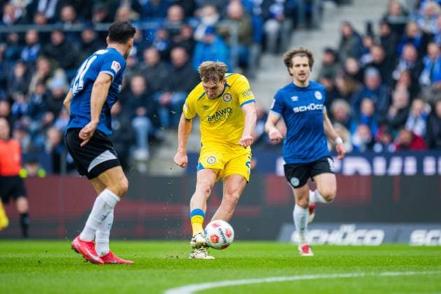 08 02 2026 Soccer, 2025 2026, 2 Bundesliga, Matchday 21, DSC Arminia Bielefeld Eintracht Braunschweig M Lukas Frenkert Braunschweig scores the goal for 1 2 DFL REGULATIONS PROHIBIT ANY USE OF PHOTOGRAPHS AS IMAGE SEQUENCES AND OR QUASI VIDEO