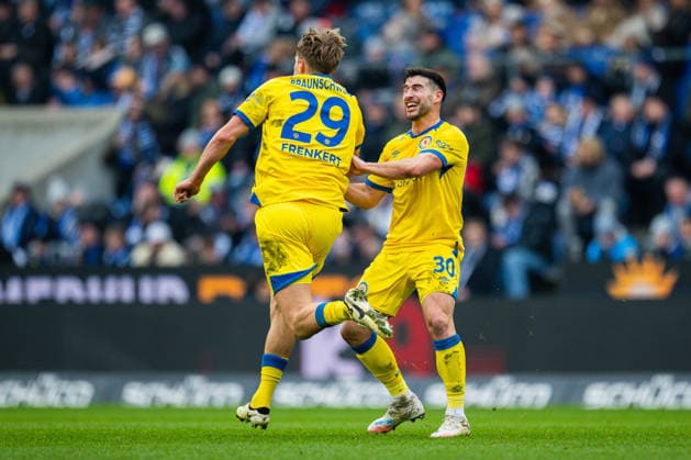 08 02 2026 Soccer, 2025 2026, 2 Bundesliga, Matchday 21, DSC Arminia Bielefeld Eintracht Braunschweig L R Lukas Frenkert Braunschweig celebrates after his goal to 1 2 with Robin Heußer Braunschweig DFL REGULATIONS PROHIBIT ANY USE OF PHOTOGRAPHS AS IMAGE SEQUENCES AND OR QUASI VIDEO