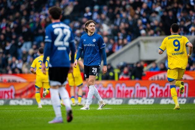08 02 2026 Soccer, 2025 2026, 2 Bundesliga, Matchday 21, DSC Arminia Bielefeld Eintracht Braunschweig L R Jannik Rochelt Bielefeld , Roberts Uldrikis Bielefeld after Lukas Frenkert Braunschweigs goal for 1 2 DFL REGULATIONS PROHIBIT ANY USE OF PHOTOGRAPHS AS IMAGE SEQUENCES AND OR QUASI VIDEO