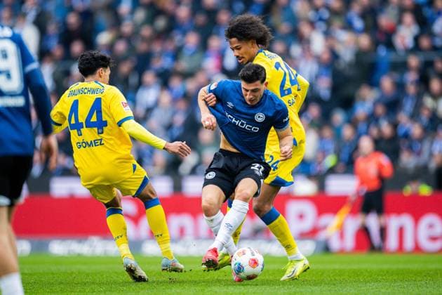08 02 2026 Soccer, 2025 2026, 2 Bundesliga, 21 Matchday, DSC Arminia Bielefeld Eintracht Braunschweig L R Johan Gomez Braunschweig , Stefano Russo Bielefeld , Sidi Sane Braunschweig DFL REGULATIONS PROHIBIT ANY USE OF PHOTOGRAPHS AS IMAGE SEQUENCES AND OR QUASI VIDEO