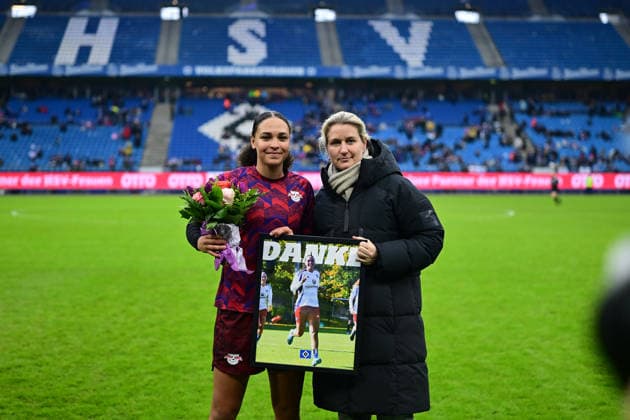 Soccer I Women I Season 2025 2026 I Bundesliga I 17 Matchday I Hamburger SV RB Leipzig I 08 02 2026 Farewell to former player Lisa Baum 11, RB Leipzig with Saskia Breuer Hamburg Volkspark, Volksparkstadion, Stadion, Volkspark Stadion Hamburg Germany Copyright: xLobeca FelixxSchlikisx