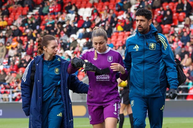 Liverpool FC Women v Aston Villa Women - Women s Super League 25 26 Aston Villa s Sabrina D angelo takes off gloves after being substituted and walks off pitch with physios after clash during match against Liverpool - Women s Super League 25 26 08.02.2026 Liverpool Brewdog Stadium United Kingdom Copyright: xZacharyxLockex