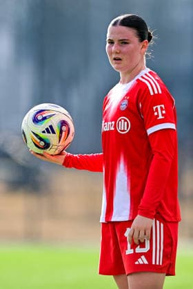 Laura Dafinger FCB, 15 at throw-in, single picture, action, action, 08 02 2026, Munich Germany , Soccer,2 Women Bundesliga, FC Bayern München II VfL Wolfsburg II, DFB DFL REGULATIONS PROHIBIT ANY USE OF PHOTOGRAPHS AS IMAGE SEQUENCES AND OR QUASI VIDEO xslx