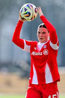Laura Dafinger FCB, 15 at throw-in, single picture, action, action, 08 02 2026, Munich Germany , Soccer,2 Women Bundesliga, FC Bayern München II VfL Wolfsburg II, DFB DFL REGULATIONS PROHIBIT ANY USE OF PHOTOGRAPHS AS IMAGE SEQUENCES AND OR QUASI VIDEO xslx