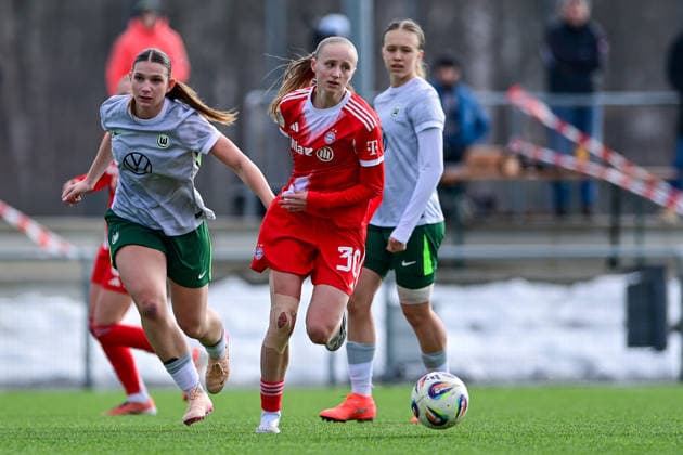 from left Lilly Meister Wolfsburg, 4 Hanna Wegscheider FCB, 30 in duel, duel, tackle, dynamic, action, action, 08 02 2026, Munich Germany , Soccer,2 Women Bundesliga, FC Bayern München II VfL Wolfsburg II, DFB DFL REGULATIONS PROHIBIT ANY USE OF PHOTOGRAPHS AS IMAGE SEQUENCES AND OR QUASI VIDEO xslx
