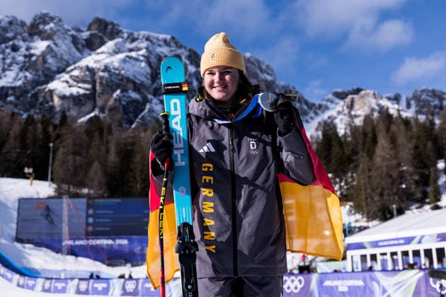 CORTINA, ITALY - FEBRUARY 8: Emma Aicher (Germany) posing with the Bronze medal during the medal ceremony of the Alpine Skiing Women™s Downhill at the Milano Cortina 2026 Olympics at Tofane Alpine Skiing Centre on day 3 of the Milano Cortina 2026 Olympics on February 8, 2026 in Cortina, Italy. Editorial use only. Venezia Italy Copyright: xSteffiexWunderlx