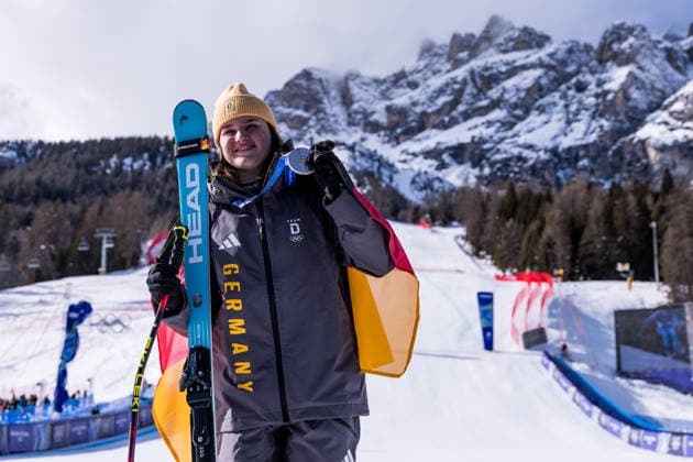 CORTINA, ITALY - FEBRUARY 8: Emma Aicher (Germany) posing with the Bronze medal during the medal ceremony of the Alpine Skiing Women™s Downhill at the Milano Cortina 2026 Olympics at Tofane Alpine Skiing Centre on day 3 of the Milano Cortina 2026 Olympics on February 8, 2026 in Cortina, Italy. Editorial use only. Venezia Italy Copyright: xSteffiexWunderlx