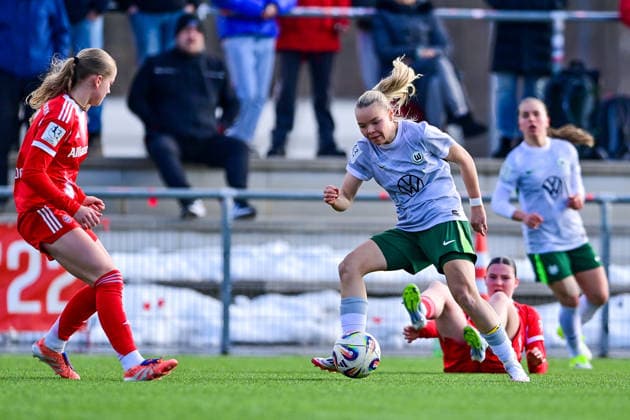 from left Marie Gmeineder FCB, 6 Anny Kerim Lindland Wolfsburg, 7 in duel, duel, tackle, dynamics, action, action, 08 02 2026, Munich Germany , Football,2 Women Bundesliga, FC Bayern München II VfL Wolfsburg II, DFB DFL REGULATIONS PROHIBIT ANY USE OF PHOTOGRAPHS AS IMAGE SEQUENCES AND OR QUASI VIDEO xslx