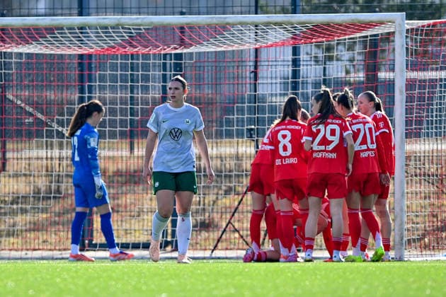 FC Bayern players with goal celebration, jubilation, goal celebration, celebrate the goal, goal, celebration, jubilation over the goal to 2 2, optimistic, action, action, Nelly Smolarczyk goalkeeper, Wolfsburg, 12 and Lilly Meister Wolfsburg, 4 looking disappointed, disappointment, frustration, disappointed, pessimistic, 08 02 2026, Munich Germany , Soccer,2 Women Bundesliga, FC Bayern München II VfL Wolfsburg II, DFB DFL REGULATIONS PROHIBIT ANY USE OF PHOTOGRAPHS AS IMAGE SEQUENCES AND OR QUASI VIDEO xslx