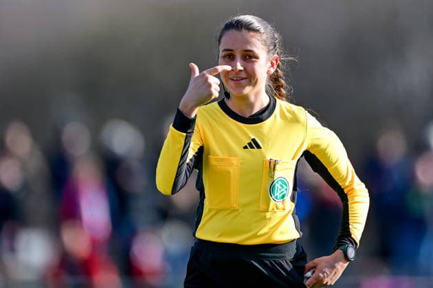 Marie Theres Muehlbauer Referee gives instructions, gesticulates, gesticulates with arms, gives instructions, gesticulate, single image, action, action, 08 02 2026, Munich Germany , Soccer,2 Women Bundesliga, FC Bayern München II VfL Wolfsburg II, DFB DFL REGULATIONS PROHIBIT ANY USE OF PHOTOGRAPHS AS IMAGE SEQUENCES AND OR QUASI VIDEO xslx