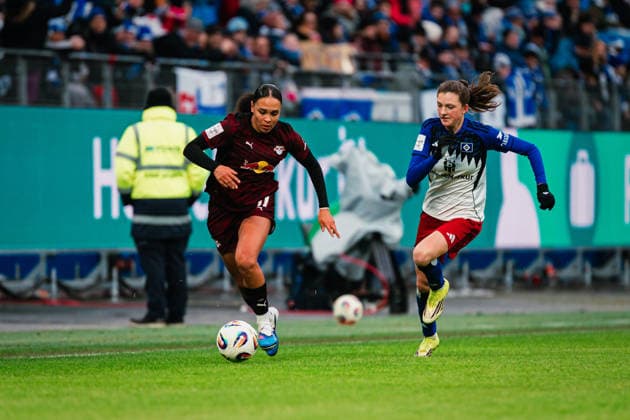 Google Pixel Womens Bundesliga Hamburger SV vs RB Leipzig, 08 02 2026 Lisa Baum RasenBallsport Leipzig, 11 vs Lotta Wrede Hamburger SV, 32 Soccer, Google Pixel Womens Bundesliga, 17 Matchday Hamburger SV vs RB Leipzig on 08 02 2026 at Volksparkstadion, Hamburg DFB REGULATIONS PROHIBIT ANY USE OF PHOTOGRAPHS AS IMAGE SEQUENCES AND OR QUASI VIDEO Copyright: xBEAUTIFULxSPORTS Tonhäuserx